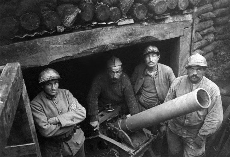<a href="https://www.bridgemanimages.fr/fr/asset/2693400/" target="_blank" rel="noopener noreferrer"> © Bridgeman - ERN2693400</a><br> 
French artillerymen in a trench with a big gun, ww1