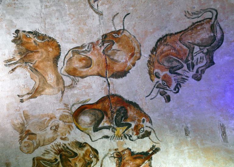 <a href="https://www.bridgemanimages.fr/fr/asset/3507353/" target="_blank" rel="noopener noreferrer"> © Bridgeman - UIG3507353 </a><br> 
Cave paintings found in the Cave of Altamira 